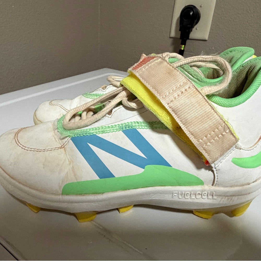 New Balance Kids baseball Cleats - white green. Mid top. Francisco Lindor.